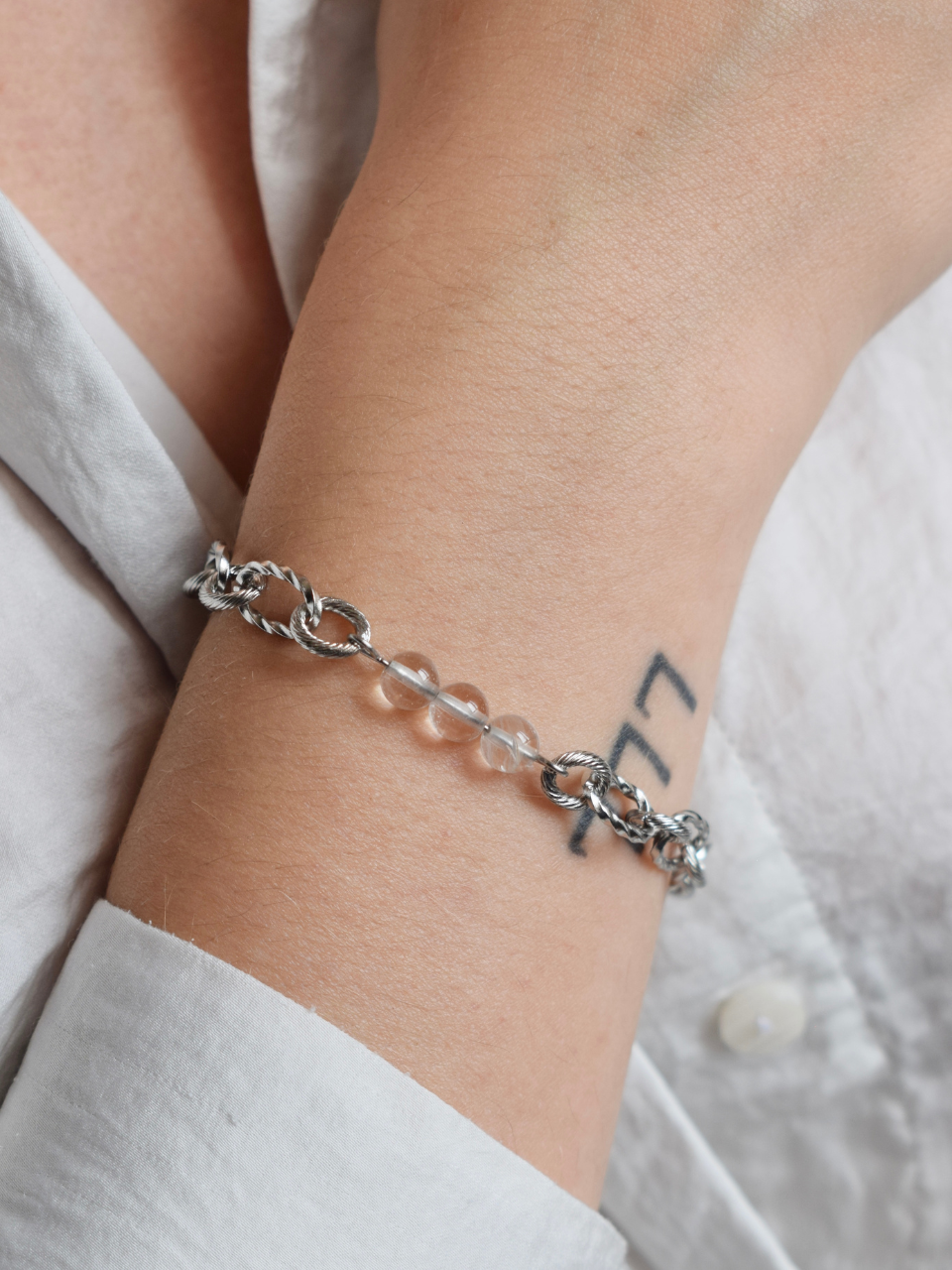 Laure : Bracelet en acier inoxydable et Cristal de Roche – Pureté et Lumière Énergétique