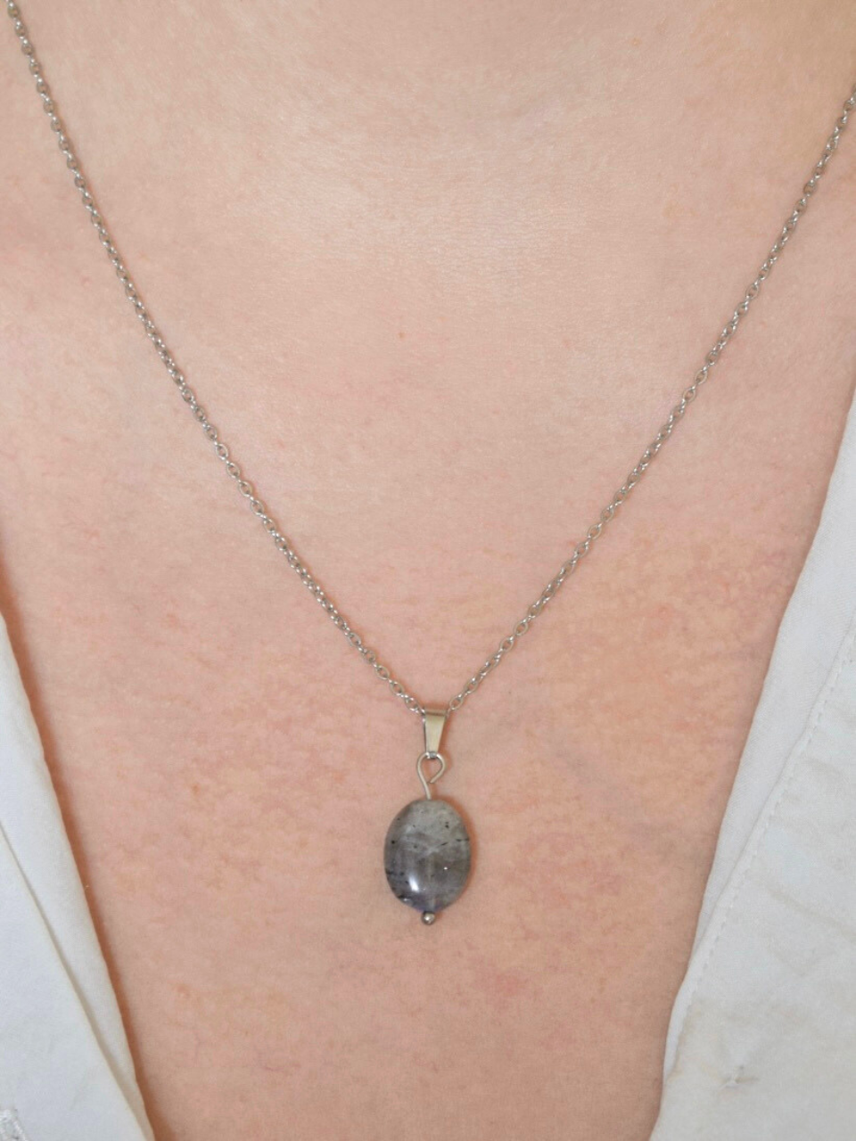 Lisa : Collier en acier inoxydable et Labradorite – Mystère et Protection