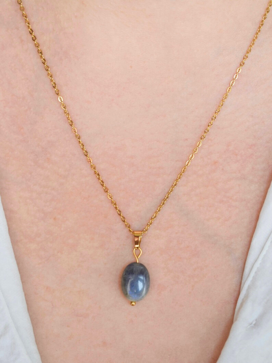 Lisa : Collier en acier inoxydable et Labradorite – Mystère et Protection