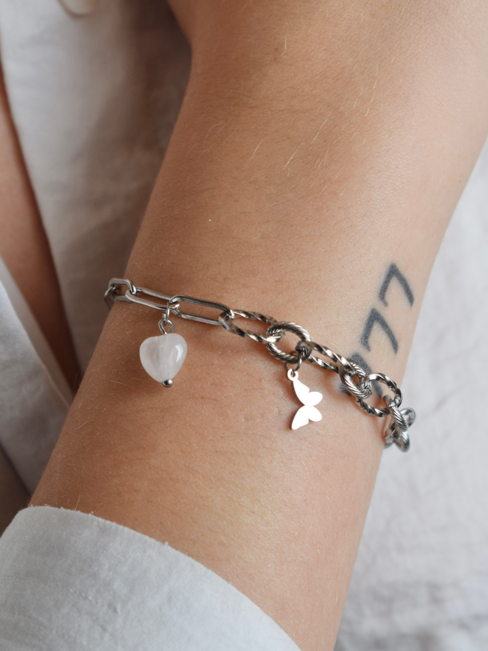 Mallaury : Bracelet en acier inoxydable et Quartz Rose – Douceur et Amour