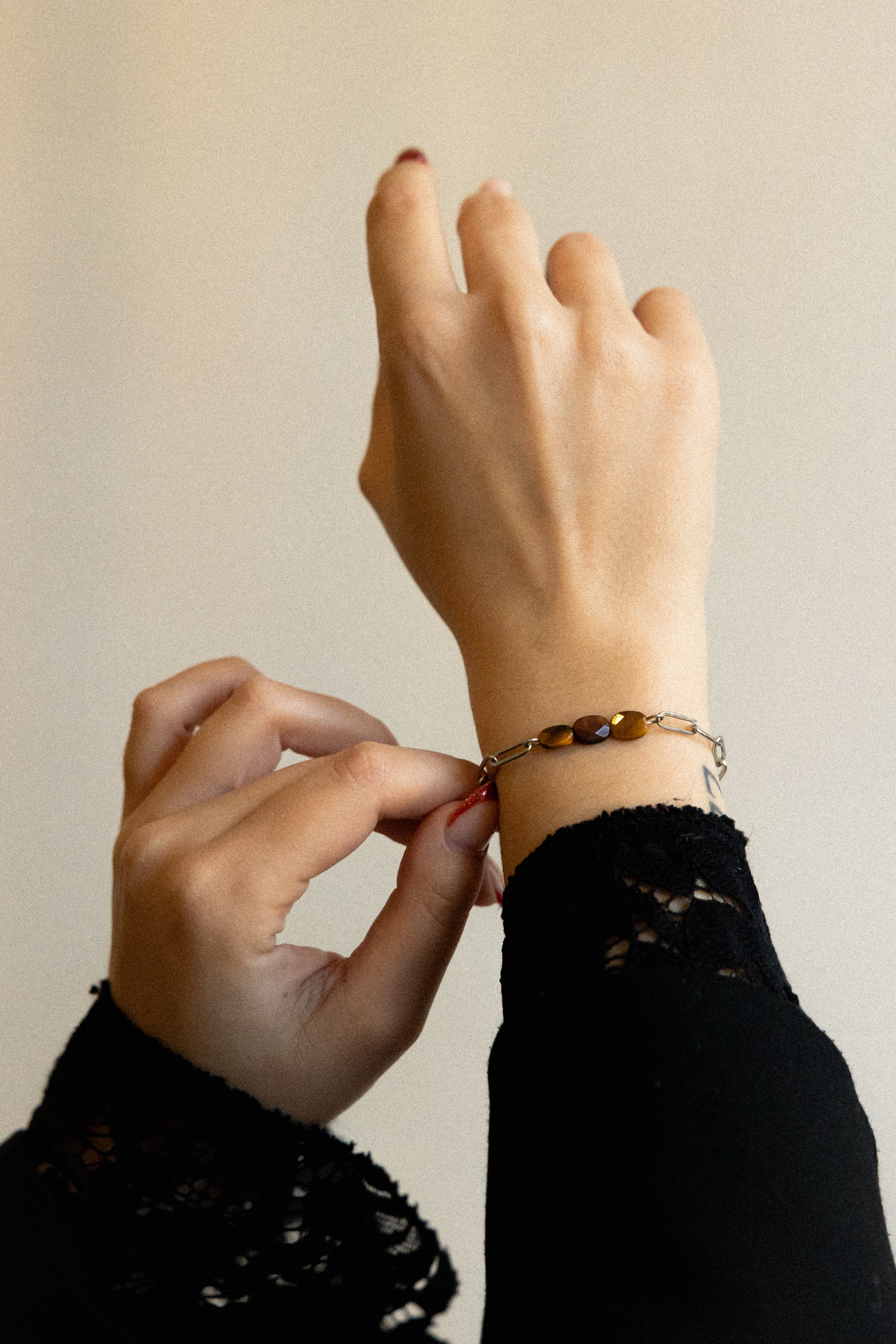 Bracelet Laëtitia en acier inoxydable argenté et oeil de tigre.