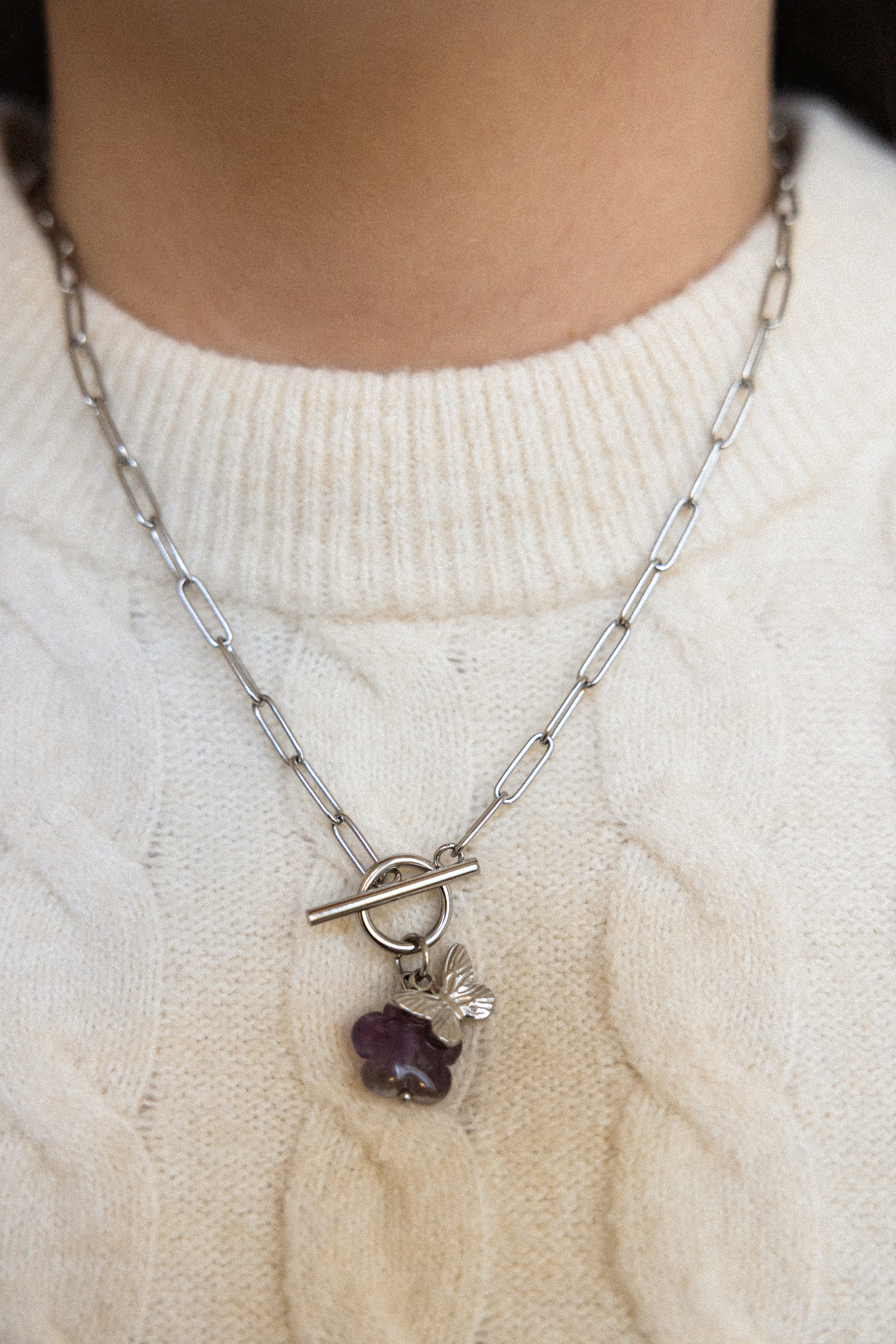 Collier Ninon en acier inoxydable argenté et améthyste avec un pendentif papillon
