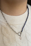 Collier Léonie en acier inoxydable argenté, lapis lazuli et un coeur en quartz rose.