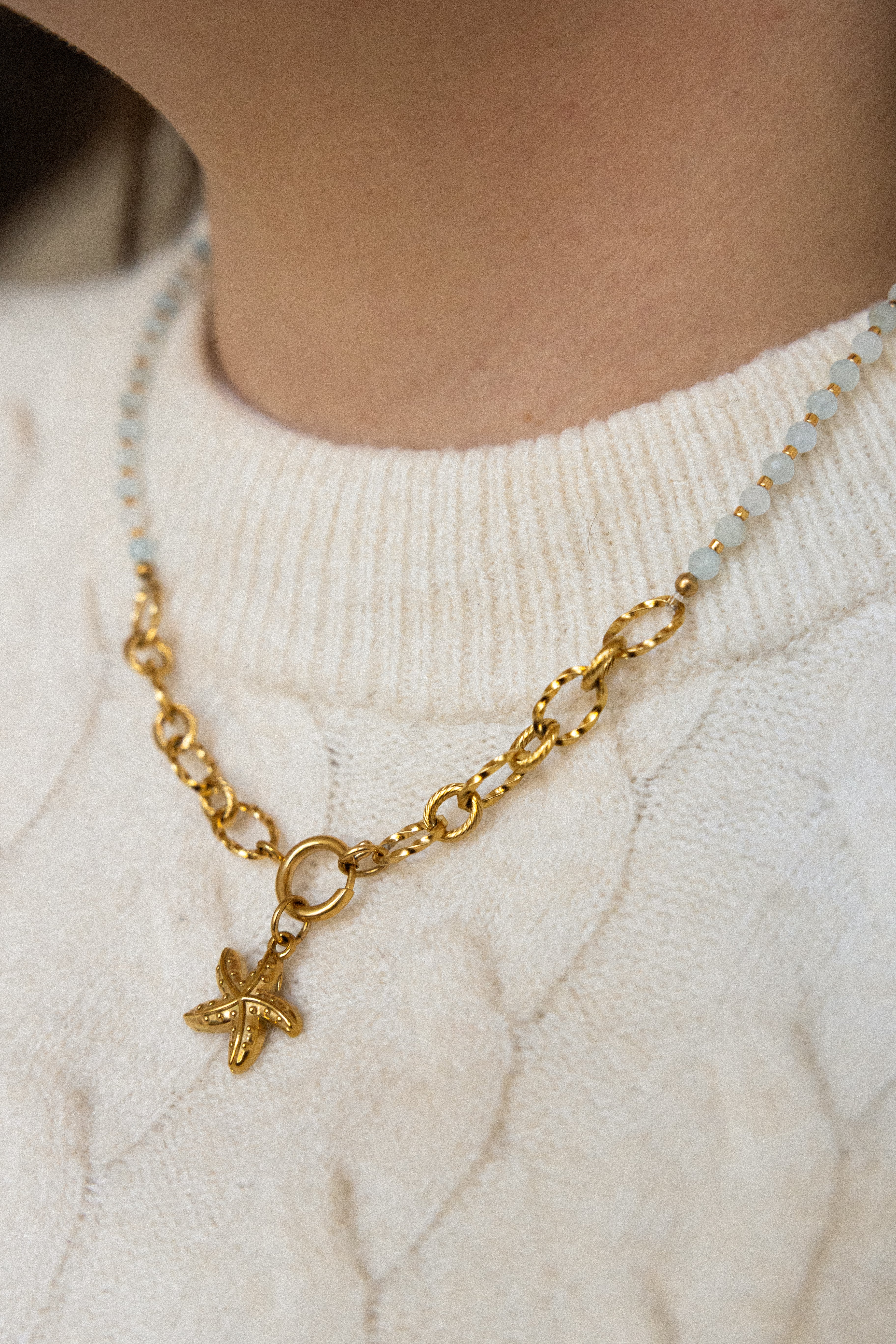 Collier La Rochelle en acier inoxydable doré et aigue marine avec un pendentif étoile de mer