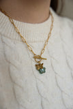 Collier Ninon en acier inoxydable doré et aventurine verte avec un pendentif papillon