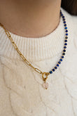 Collier Léonie en acier inoxydable doré, lapis lazuli et un coeur en quartz rose.