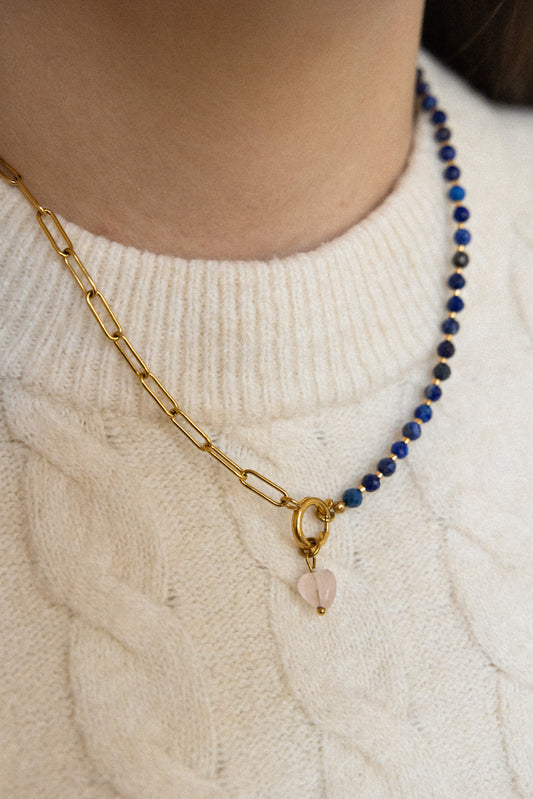 Collier Léonie en acier inoxydable doré, lapis lazuli et un coeur en quartz rose.